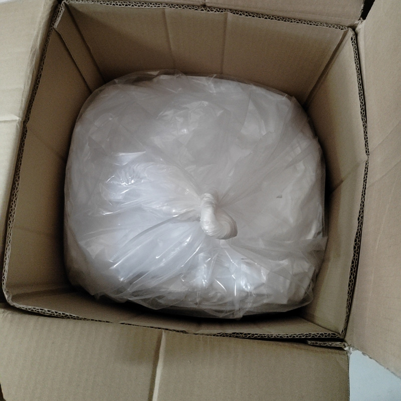 When silica is used as a cosmetic filler, how can we balance its hygroscopicity with skin comfort?